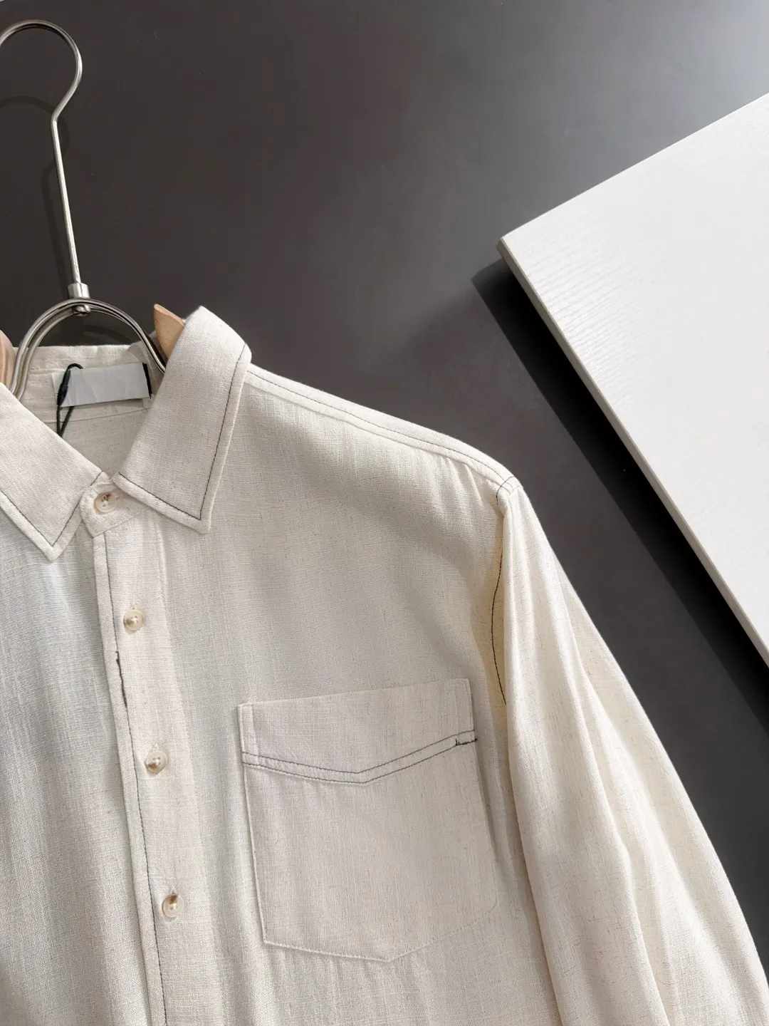 Next day shipment P195 Balenciaga 2025 Autumn and Winter New Arrival shirt, casual Versatile long-sleeved shirt, with a new style interpretation and eye-catching earth tones, the fashion trend index of the entire shirt immediately soared! Made of imported 100% poplin pure cotton material, the light, silky and lustrous silk fabric properties bring an unusual high-end visual sense, and the upper body comfort is needless to say. The hand-tailored pieces are unique in the market! Technological electrostatic pressure spraying machine. The fluff is attracted by the plant body due to the different electric potential. It accelerates vertically and flies up to the pattern that has been scraped and primed. It is then dried in a high-temperature pipe oven to increase the fastness. The fashionable small pointed collar is paired with a flat-angled hem design, which is simple and capable overall! Sizes:M-3XL